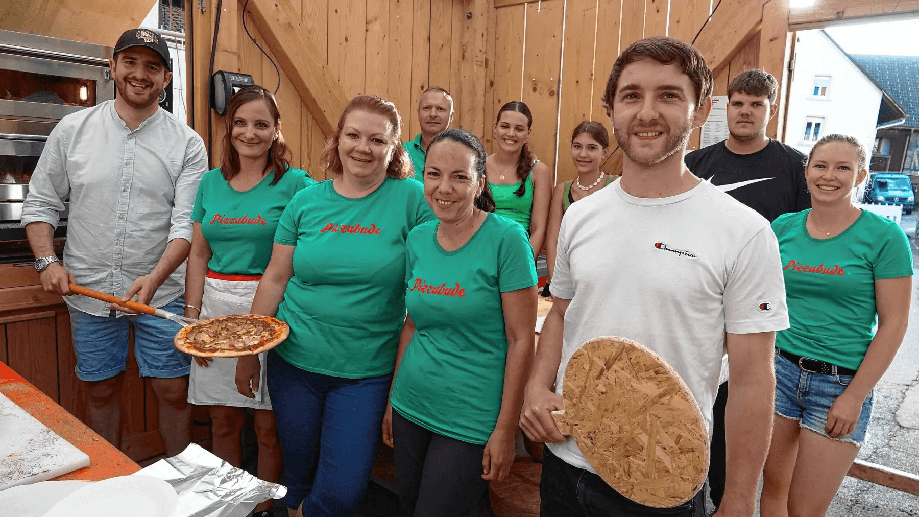 Helfer in der Pizzabude beim Dorffest
